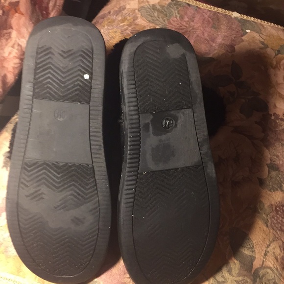 I am selling guess shoes and aren’t they stylish - Picture 3 of 5